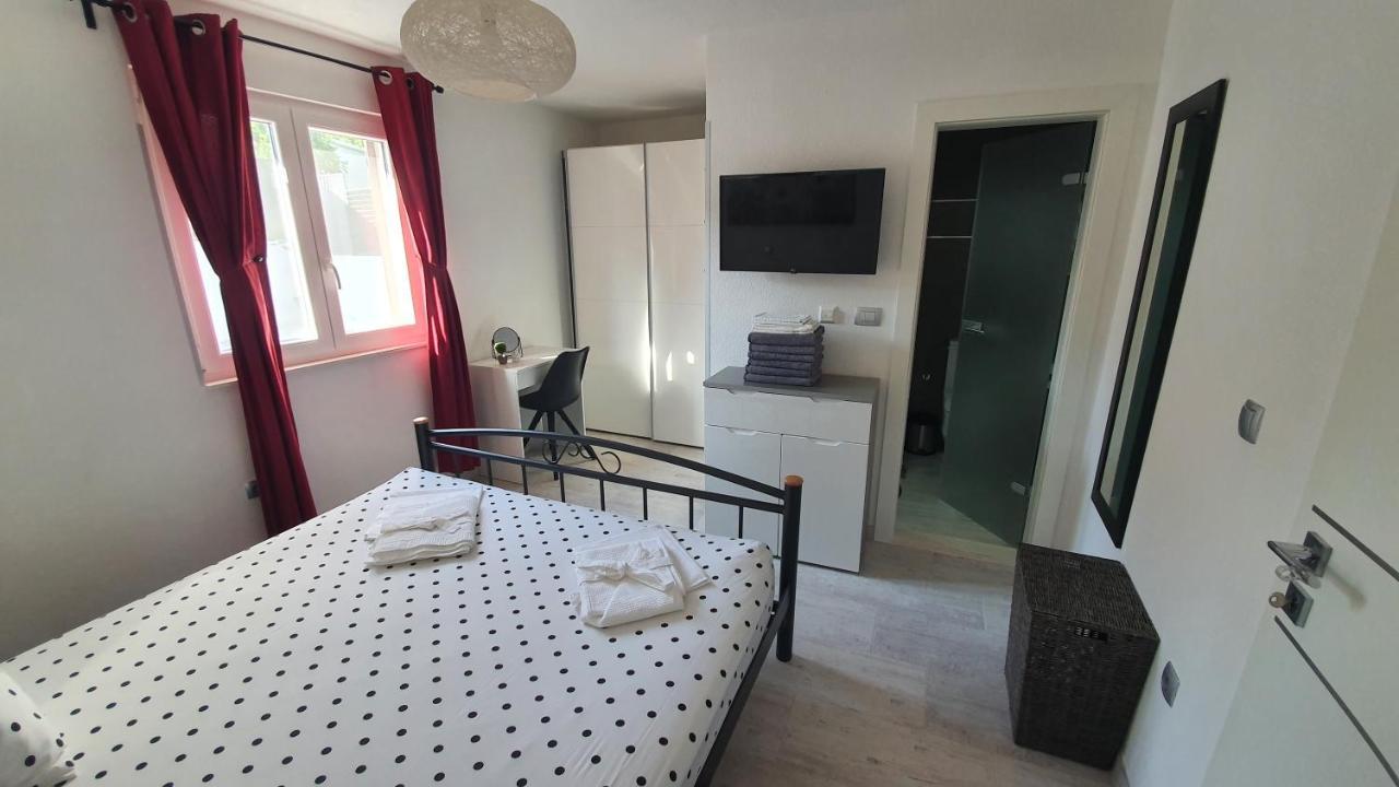 Villa Fides With Private Pool, Garden And Sea View Kaštel Novi Exterior foto