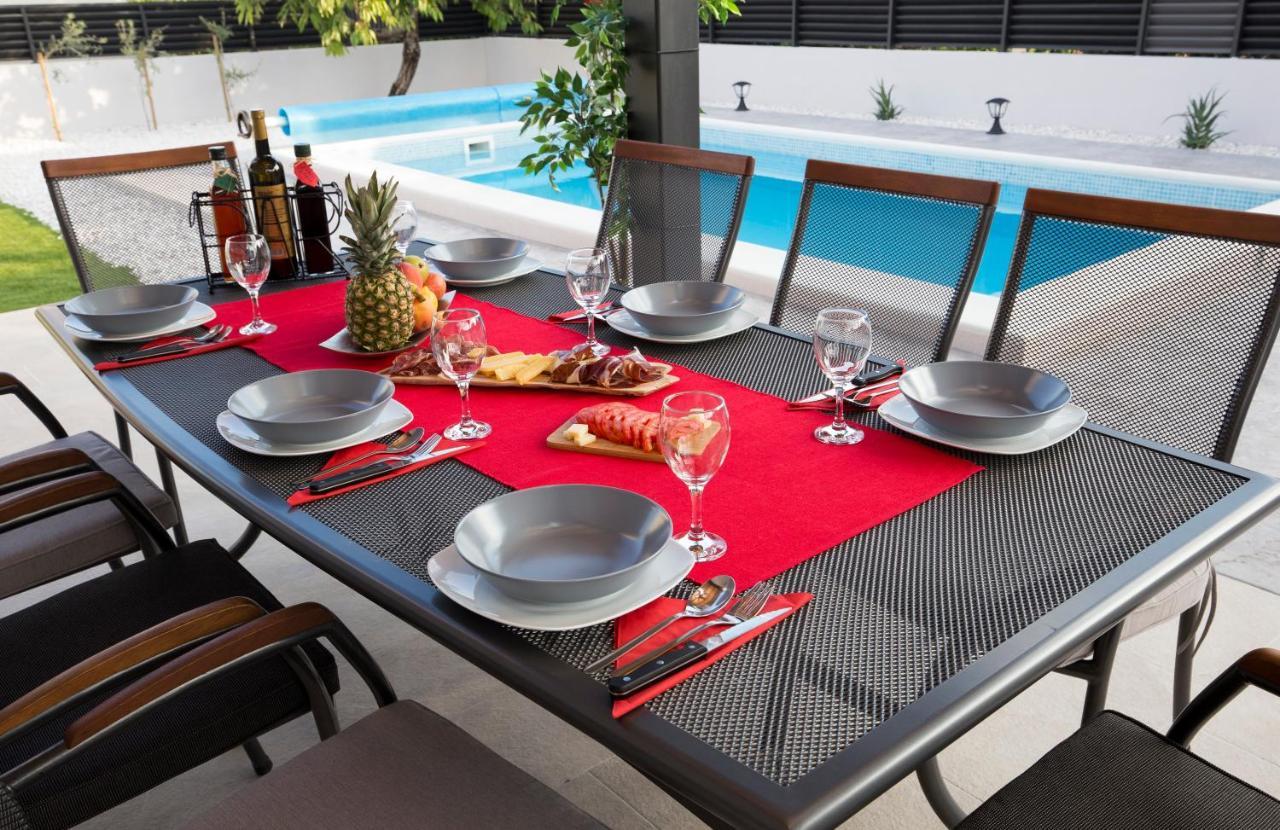 Villa Fides With Private Pool, Garden And Sea View Kaštel Novi Exterior foto